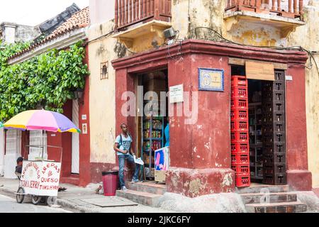 CARTAGENA DE INDIAS, KOLUMBIEN - AUGUST, 2011: Traditionelles Nachbarschaftsgeschäft an einer Ecke neben dem San Diego Platz in der ummauerten Stadt Cartagena Stockfoto