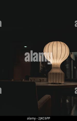 Eine vertikale Aufnahme von glühender Tischkugel vor dunklem Hintergrund Stockfoto