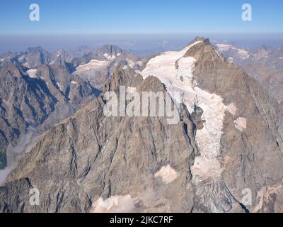 LUFTAUFNAHME. Ostwand des Mont Pelvoux (Höhe: 3943 Meter). Vallouise-Pelvoux, Nationalpark Ecrins, Provence-Alpes-Côte d'Azur, Frankreich. Stockfoto