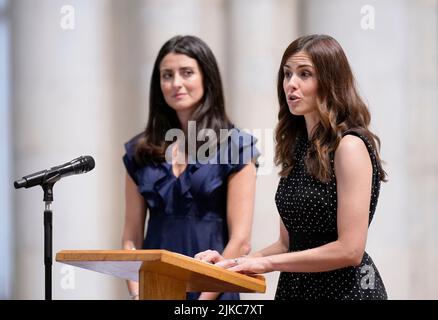 Die BBC Look North-Moderatoren Amy Garcia (links) und Keeley Donovan sprechen bei einem Dankesdienst für den BBC-Moderator Harry Gration im York Minster in York. Bilddatum: Montag, 1. August 2022. Stockfoto