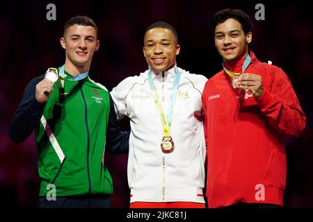 Der englische Joe Fraser (Gold), der nordirische Rhys McClenaghan (Silber) und der kanadische Jayson Rampersad während der Medaillenverleihung für das Pommel Horse Final der Männer in der Arena Birmingham am vierten Tag der Commonwealth Games 2022 in Birmingham. Bilddatum: Montag, 1. August 2022. Stockfoto