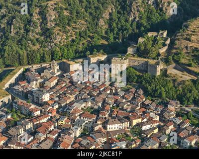 LUFTAUFNAHME. Die Festung von Vinadio mit Blick auf die mittelalterliche Stadt. Stura di demonte Valley, Provinz Cuneo, Piemont, Italien. Stockfoto