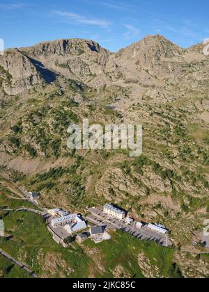 LUFTAUFNAHME. Sanctuary befindet sich in einer abgelegenen Lage auf 2035 Meter Meereshöhe. Sanctuary Sant'Anna, Vinadio, Provinz Cuneo, Piemont, Italien. Stockfoto