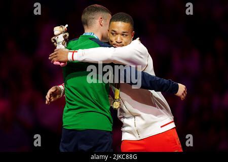 Der englische Joe Fraser (Gold) und der nordirische Rhys McClenaghan (Silber) während der Medaillenzeremonie für das Pommel Horse Finale der Männer in der Arena Birmingham am vierten Tag der Commonwealth Games 2022 in Birmingham. Bilddatum: Montag, 1. August 2022. Stockfoto