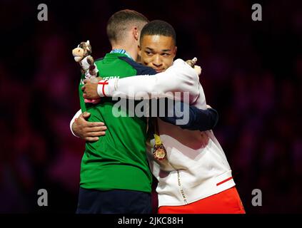 Der englische Joe Fraser (Gold) und der nordirische Rhys McClenaghan (Silber) während der Medaillenzeremonie für das Pommel Horse Finale der Männer in der Arena Birmingham am vierten Tag der Commonwealth Games 2022 in Birmingham. Bilddatum: Montag, 1. August 2022. Stockfoto