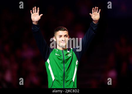 Der nordirische Rhys McClenaghan erhält seine Silbermedaille während der Zeremonie für das Men's Pommel Horse Final in der Arena Birmingham am vierten Tag der Commonwealth Games 2022 in Birmingham. Bilddatum: Montag, 1. August 2022. Stockfoto