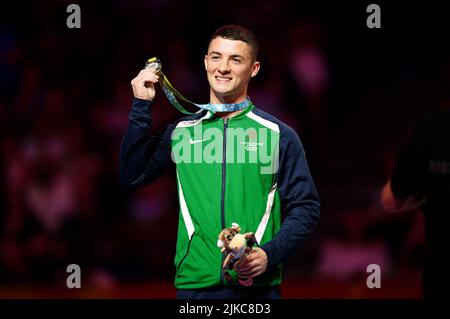 Der nordirische Rhys McClenaghan erhält seine Silbermedaille während der Zeremonie für das Men's Pommel Horse Final in der Arena Birmingham am vierten Tag der Commonwealth Games 2022 in Birmingham. Bilddatum: Montag, 1. August 2022. Stockfoto