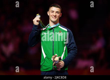 Der nordirische Rhys McClenaghan erhält seine Silbermedaille während der Zeremonie für das Men's Pommel Horse Final in der Arena Birmingham am vierten Tag der Commonwealth Games 2022 in Birmingham. Bilddatum: Montag, 1. August 2022. Stockfoto