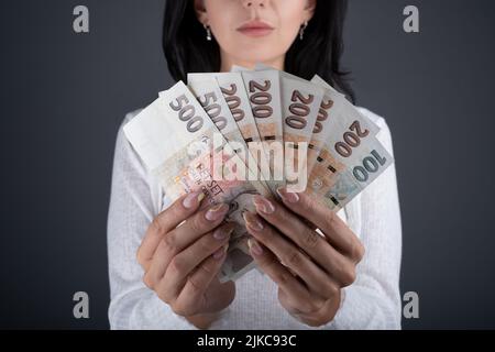 Frau hält Fan von Bargeld Tschechische republik Krone Währung. Tschechische Finanzkonzept. CZK kleine nominale Banknoten. Stockfoto