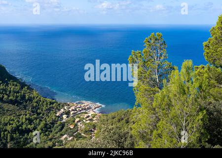 Eine Luftaufnahme des blauen Wassers am Ufer des Port de Valldemossa, Mallorca, Balearen Stockfoto