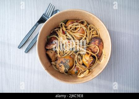 Thailändische würzige Kräuterpasta mit nordthailändischer Wurst. Draufsicht. Stockfoto