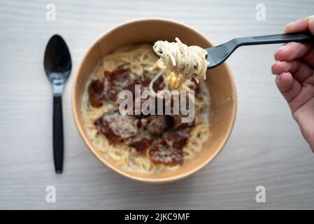 Angel Haar Spaghetti Trüffel weiße Sauce. Aushöhlung aus der Schüssel. Stockfoto