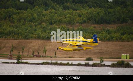 Schwedischer Lufttraktor AT-802 Löschflugzeug sammelt Wasser im Milada-See, um bei der Löschung von Waldbränden im Ceske Svycarsko (Tschechische Schweiz) zu helfen Stockfoto