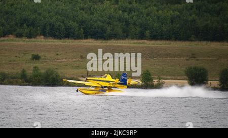 Schwedischer Lufttraktor AT-802 Löschflugzeug sammelt Wasser im Milada-See, um bei der Löschung von Waldbränden im Ceske Svycarsko (Tschechische Schweiz) zu helfen Stockfoto