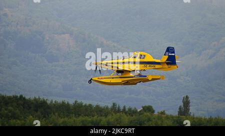 Schwedischer Lufttraktor AT-802 Löschflugzeug sammelt Wasser im Milada-See, um bei der Löschung von Waldbränden im Ceske Svycarsko (Tschechische Schweiz) zu helfen Stockfoto