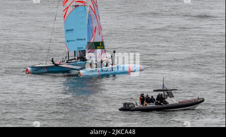 Die Herzogin von Cambridge schließt sich dem Ineos Team UK unter der Führung von Sir Ben Ainslie beim Commonwealth-Rennen am Sonntag, dem 2. Tag an, mit zwei Flottenrennen und dem letzten Rennen am 31.. Juli.Großbritannien SailGP in Plymouth, Großbritannien, am 31. Juli 2022. Foto von Phil Hutchinson. Nur zur redaktionellen Verwendung, Lizenz für kommerzielle Nutzung erforderlich. Keine Verwendung bei Wetten, Spielen oder Veröffentlichungen einzelner Clubs/Vereine/Spieler. Kredit: UK Sports Pics Ltd/Alamy Live Nachrichten Stockfoto