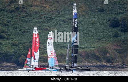 Der Canada SailGP unter der Führung von Phil Robertson, das Ineos Team UK unter der Führung von Sir Ben Ainslie und Neuseeland unter der Führung des amtierenden AmericaÕs-Cup-Gewinners Peter Burling. Am Sonntagstag 2 mit zwei Flottenrennen und dem letzten Rennen am 31.. Juli, Großbritannien SailGP in Plymouth, Großbritannien am 31. Juli 2022. Foto von Phil Hutchinson. Nur zur redaktionellen Verwendung, Lizenz für kommerzielle Nutzung erforderlich. Keine Verwendung bei Wetten, Spielen oder Veröffentlichungen einzelner Clubs/Vereine/Spieler. Kredit: UK Sports Pics Ltd/Alamy Live Nachrichten Stockfoto