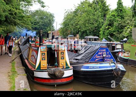 Das ehemalige Kanalboot, Tench, ist während des MFAB-Festivals 2022 im noch funktionierenden Boot Halsall neben Middlewich Wharf vertäut. Stockfoto