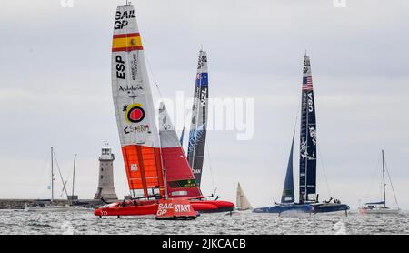 Frankreich wird von Quentin Delapierre, Olympiasiegerin bei den Goldmedaillen, Das US-Team um AmericaÕs Cup-Legende Jimmy Spithill und Spanien wird am Sonntagstag 2 von einem aufstrebenden Star des spanischen Segelsports, Jordi Xammar, mit zwei Flottenrennen und dem letzten Rennen am 31.. Juli, gefahren Großbritannien SailGP in Plymouth, Großbritannien am 31. Juli 2022. Foto von Phil Hutchinson. Nur zur redaktionellen Verwendung, Lizenz für kommerzielle Nutzung erforderlich. Keine Verwendung bei Wetten, Spielen oder Veröffentlichungen einzelner Clubs/Vereine/Spieler. Kredit: UK Sports Pics Ltd/Alamy Live Nachrichten Stockfoto