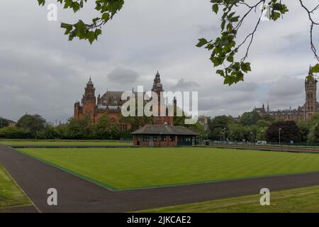 Eine wunderschöne Aufnahme der Kelvingrove Art Gallery and Museum in Glasgow, Schottland an einem bewölkten Tag Stockfoto