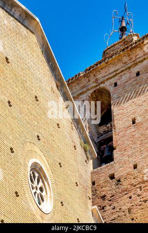 Fassade und Glockenturm der Kathedrale von Penne, Penne, Italien Stockfoto