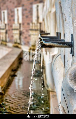 Brunnen auf der Piazza Luca da Penne, Penne, Italien Stockfoto