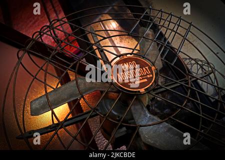 Ventilator und Glühbirne im Dishoom Indian Restaurant Experience, Kings Cross Coal Drop Yard, Stable St, London, England, Großbritannien, N1C 4DQ Stockfoto