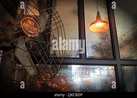 Ventilator und Glühbirne im Dishoom Indian Restaurant Experience, Kings Cross Coal Drop Yard, Stable St, London, England, Großbritannien, N1C 4DQ Stockfoto