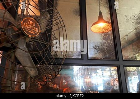 Ventilator und Glühbirne im Dishoom Indian Restaurant Experience, Kings Cross Coal Drop Yard, Stable St, London, England, Großbritannien, N1C 4DQ Stockfoto