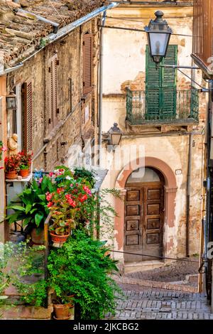 Kleine Gasse in Penne, Italien Stockfoto