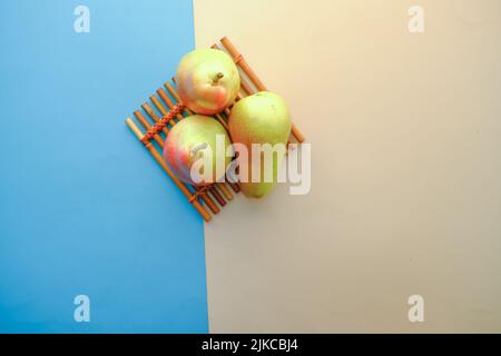 Scheibe frische Birnen auf Tisch Nahaufnahme Stockfoto