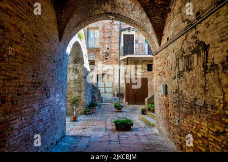 Kleine Gasse in Penne, Italien Stockfoto