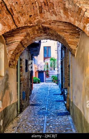 Kleine Gasse in Penne, Italien Stockfoto