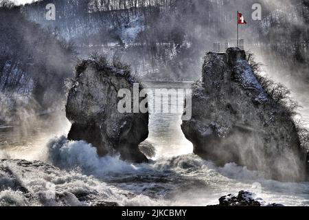 Die beiden riesigen Felsen in der Schweiz werden von Meereswellen getroffen Stockfoto