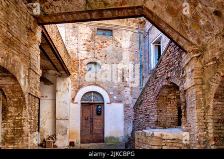 Kleine Gasse in Penne, Italien Stockfoto