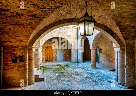 Kleine Gasse in Penne, Italien Stockfoto