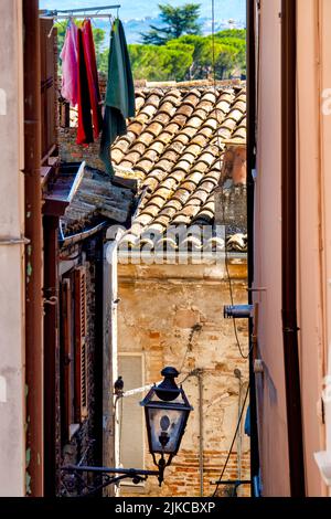 Kleine Gasse in Penne, Italien Stockfoto