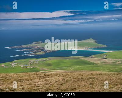 Eine Luftaufnahme der St Ninian's Isle an der Westküste des Mainlands, Shetland, Großbritannien. An einem klaren, sonnigen Tag aus dem Bezirk von Scousburgh. Stockfoto