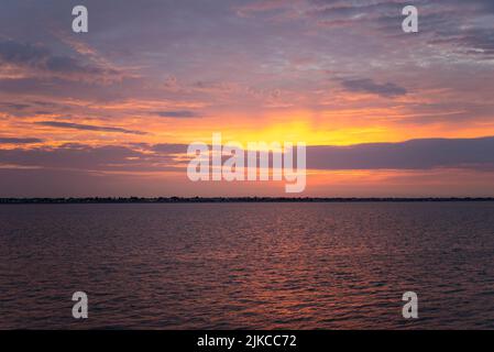 Sonnenaufgang hinter Thorpe Bay, Southend on Sea, Essex, Großbritannien. Küstenlinie der Themse-Mündung im Morgengrauen Stockfoto