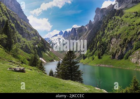 Eine landschaftlich reizvolle Aussicht auf den Falensee im Alpstein, Schweiz Stockfoto