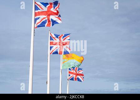 Besuchen Sie die Flaggen Southend und Union Jack, die bei starkem Wind auf der Western Esplanade, Southend on Sea, Essex, Großbritannien, fliegen. Tourismus für Küstenstadt, Stadt Stockfoto