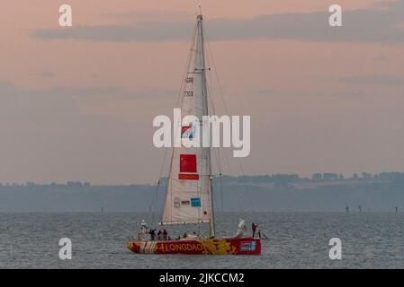 Qingdao Team Yacht im Morgengrauen vor dem Southend Pier in der Themse Mündung nach dem Clipper Round the World Yacht Rennen Stockfoto