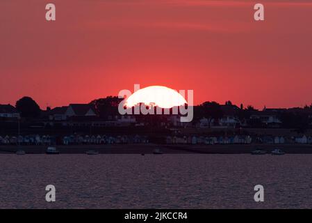 Sonnenaufgang hinter Thorpe Bay, Southend on Sea, Essex, Großbritannien. Strandgrundstücke im Morgengrauen Stockfoto