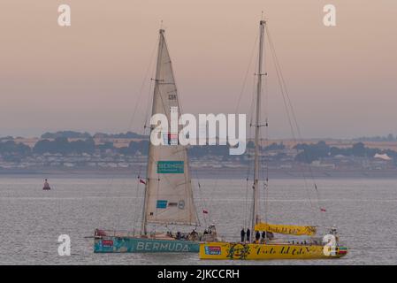 Das Team von Bermuda und Punta del Este segnet nach dem Clipper Round the World-Rennen vor dem Southend Pier in der Themse-Mündung. Morgendämmerung Stockfoto