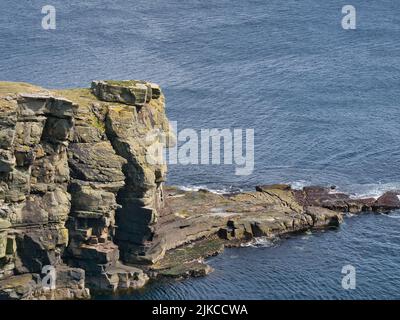 Eine große Felsplatte an der Spitze einer Küstenklippe in der Nähe von Sandwick, Shetland, Großbritannien. Möglicherweise durch Vergletscherung abgelagert. Stockfoto