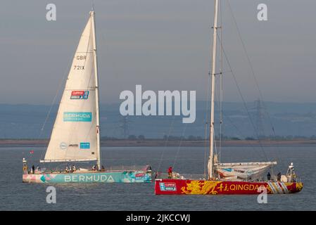 Das Bermuda- und Qingdao-Team bohrt nach dem Clipper Round the World-Rennen vor dem Southend Pier in der Themse-Mündung Stockfoto