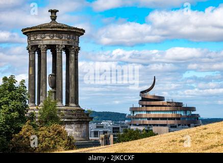 Blick vom Calton Hill mit Dugald Stewart Monument und dem modernen St James Quarter , Edinburgh, Schottland, Großbritannien Stockfoto