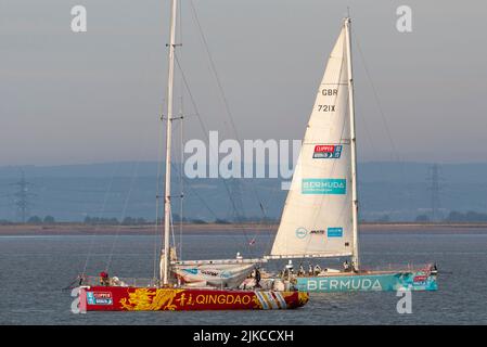 Das Team von Qingdao und Bermuda bohrt am Southend Pier in der Themse-Mündung nach dem Abschluss des Segelrennens Clipper Round the World Stockfoto