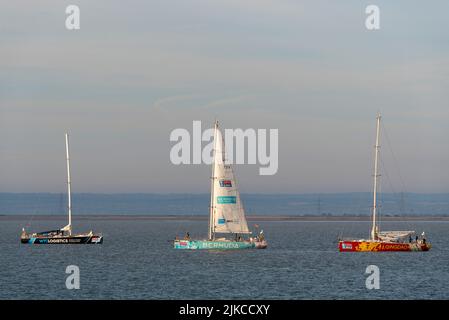 Die Teams von WTC Logistics, Bermuda und Qingdao booten vor dem Southend Pier in der Themse-Mündung, nachdem sie das Rennen der Clipper Round the World-Yacht beendet haben Stockfoto