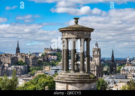 Ikonischer Blick auf das Dugald Stewart Monument über die Skyline der Stadt mit dem Edinburgh Castle und dem Balmoral Hotel-Uhrenturm, Edinburgh, Schottland, Großbritannien Stockfoto